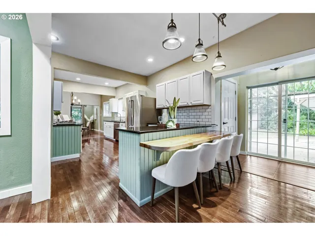 Kitchen-Breakfast Bar