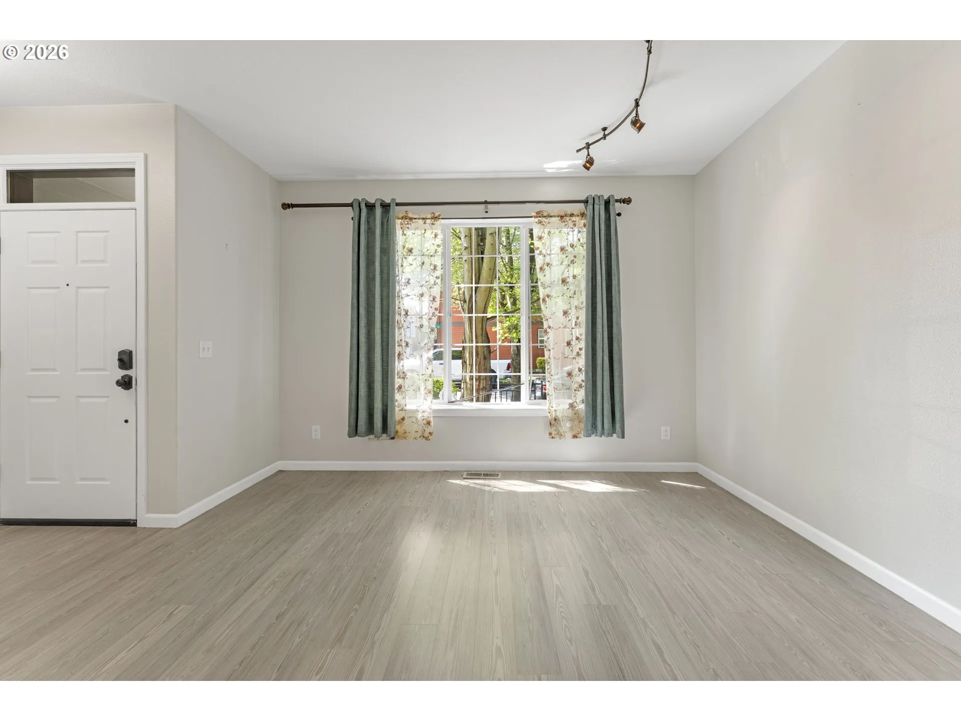 Living Room/Entrance