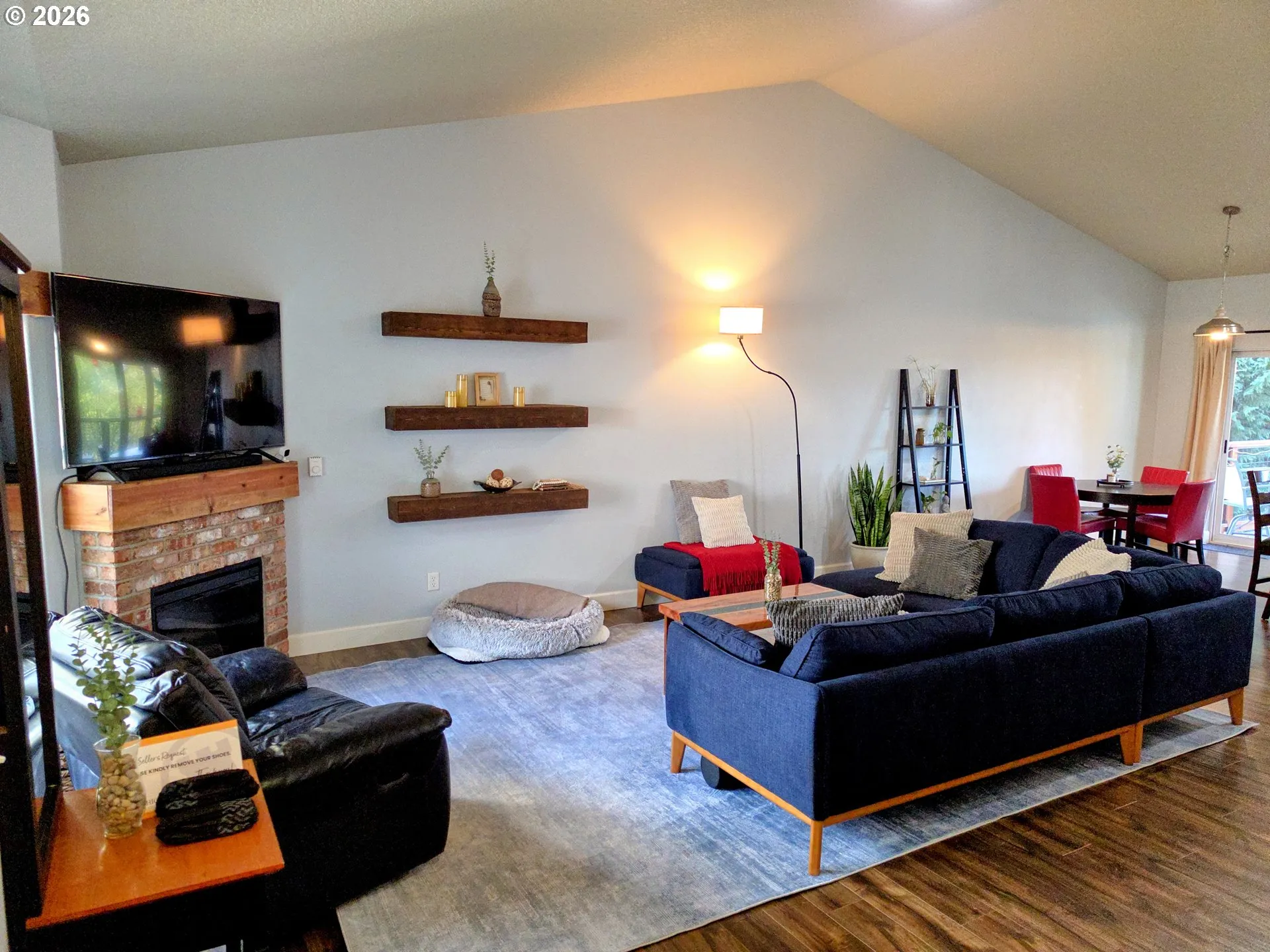 Living Room/Entrance