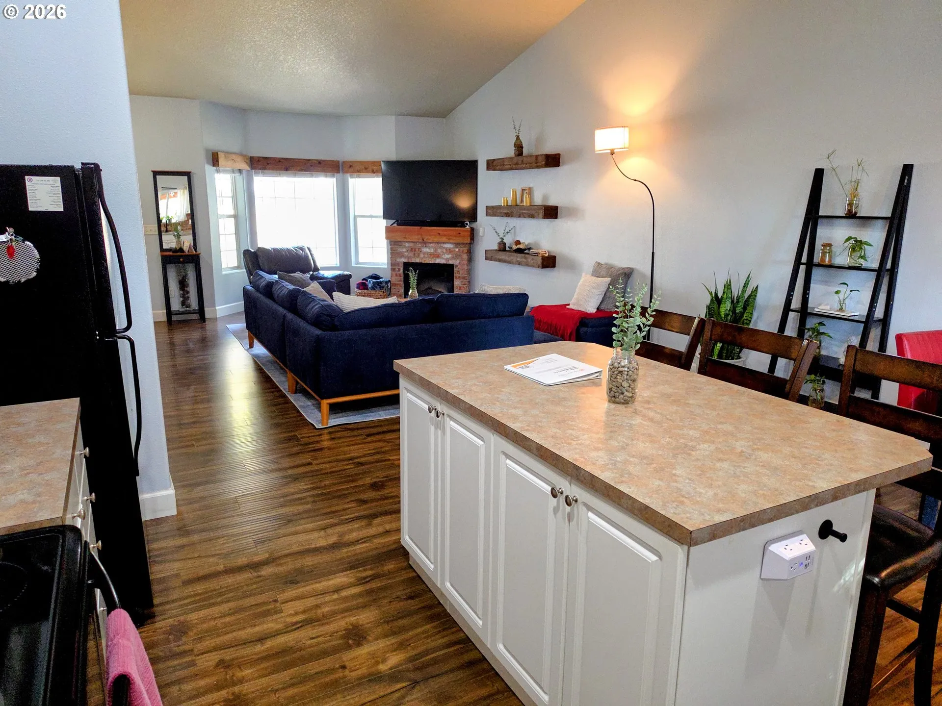 Kitchen/Living Room-Island