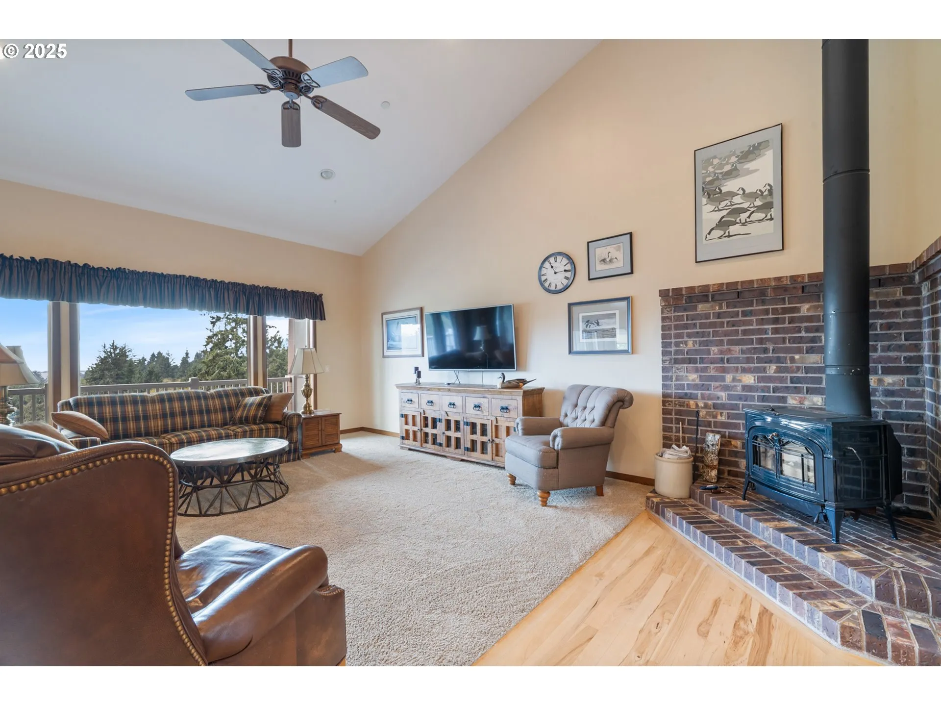 Living Room-Fireplace