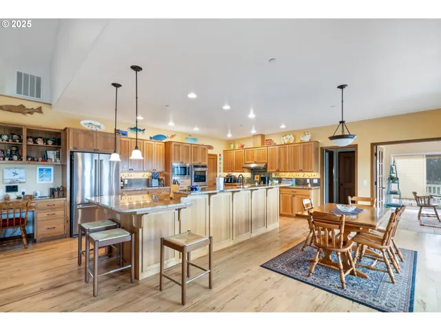 Kitchen-Breakfast Bar