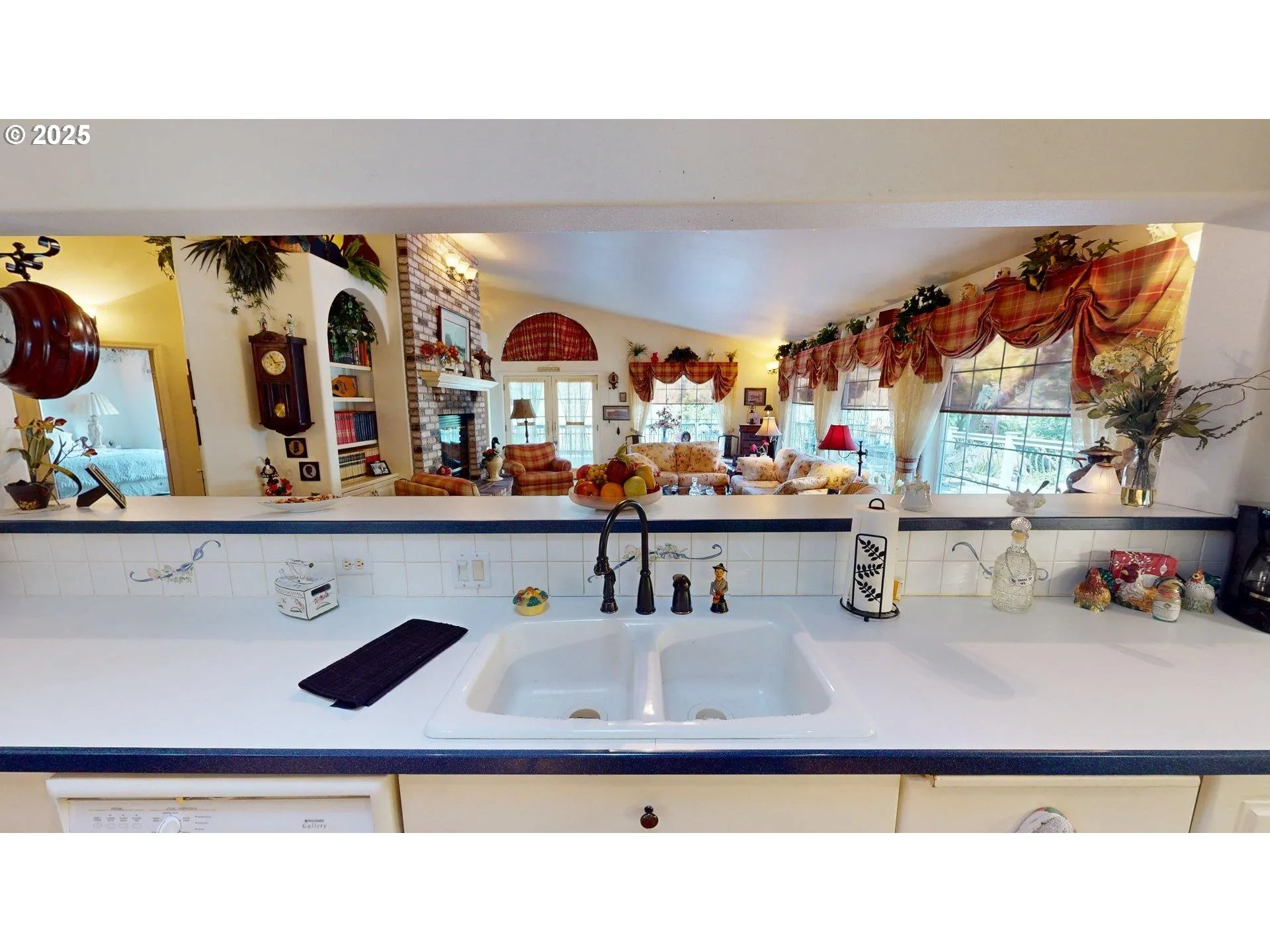 Kitchen-Breakfast Bar