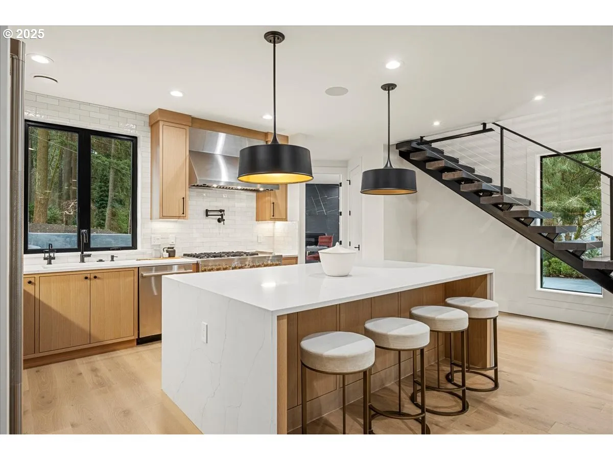 Kitchen-Breakfast Bar