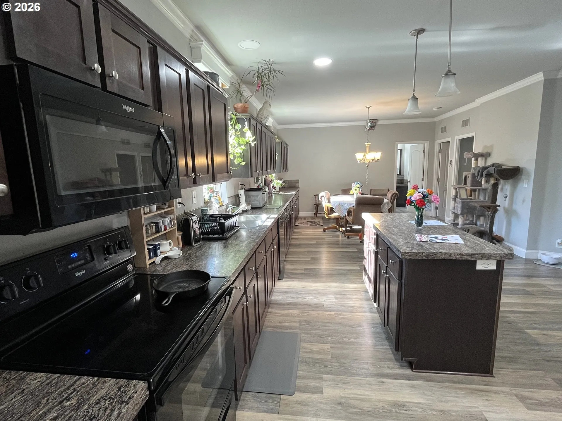 Kitchen/Dining Room-Island
