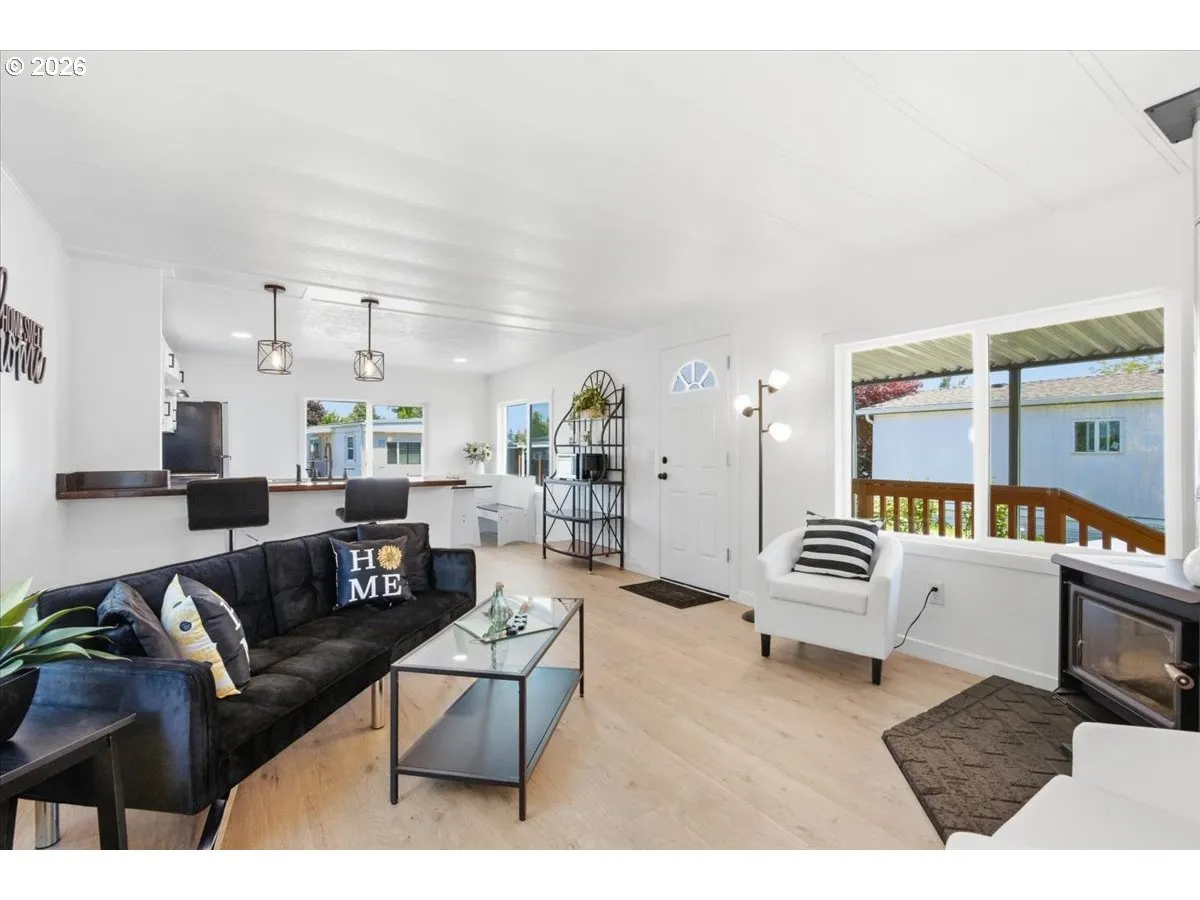 Living Room/Entrance