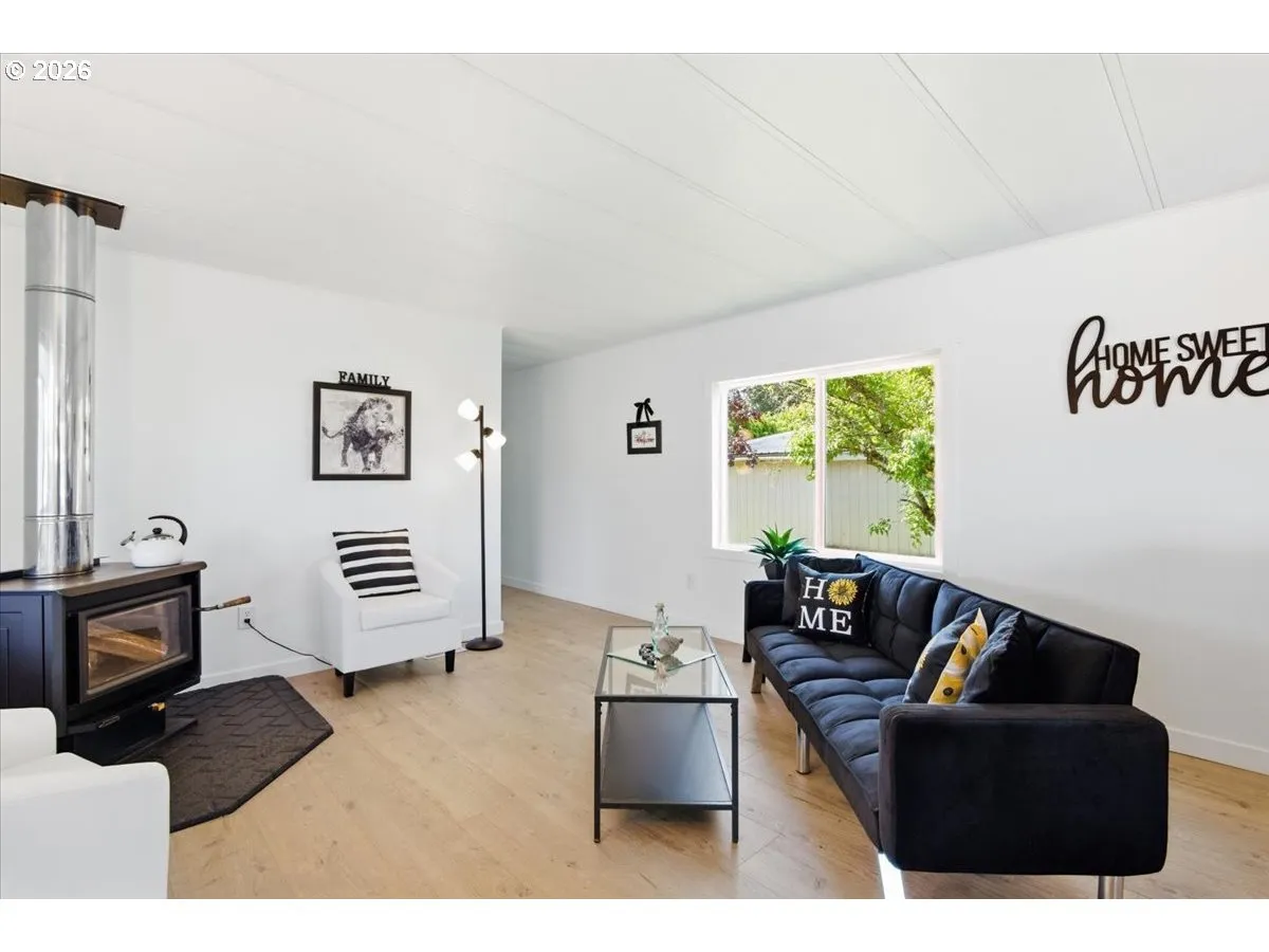 Living Room-Fireplace