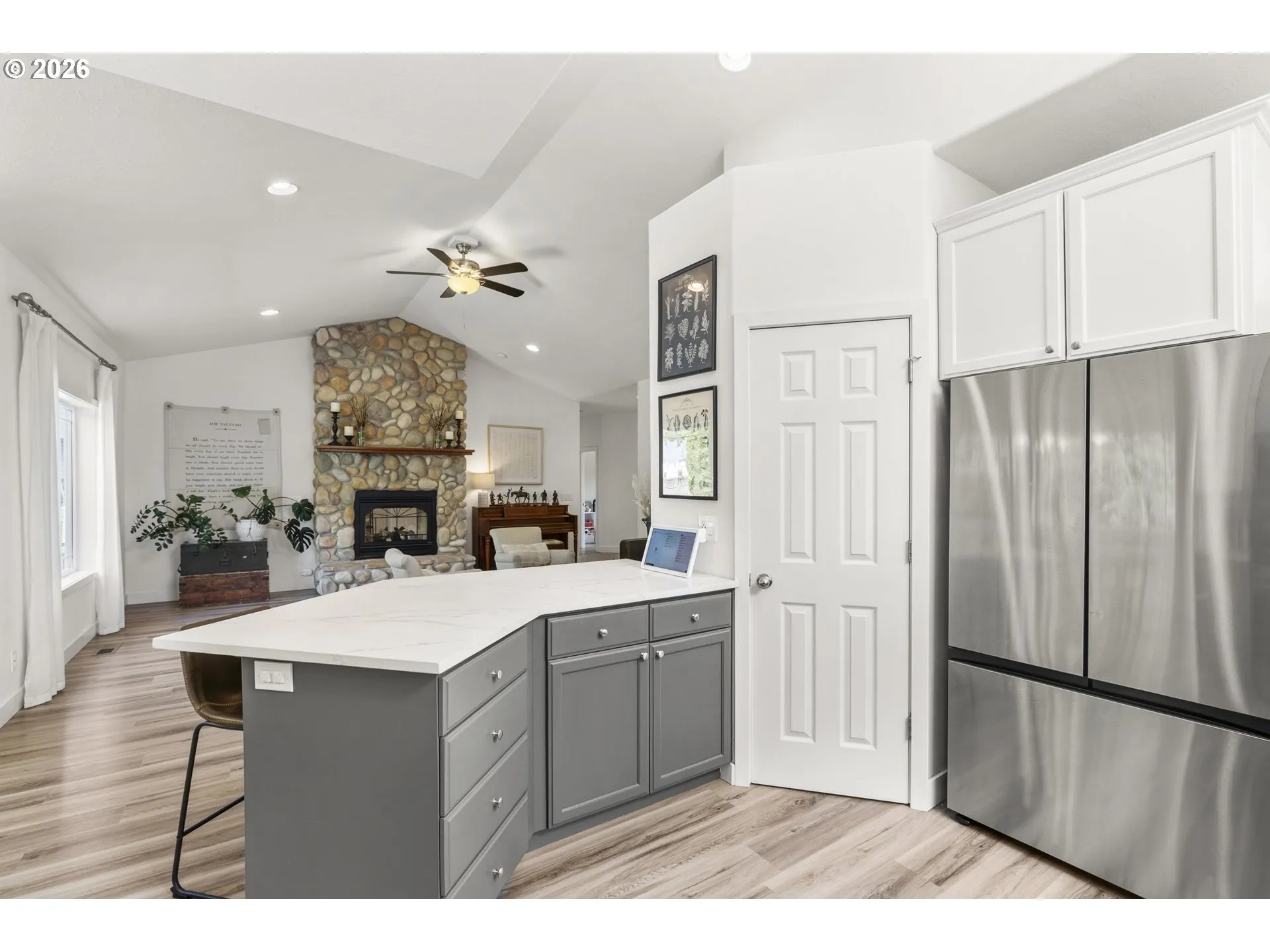 Kitchen-Breakfast Bar