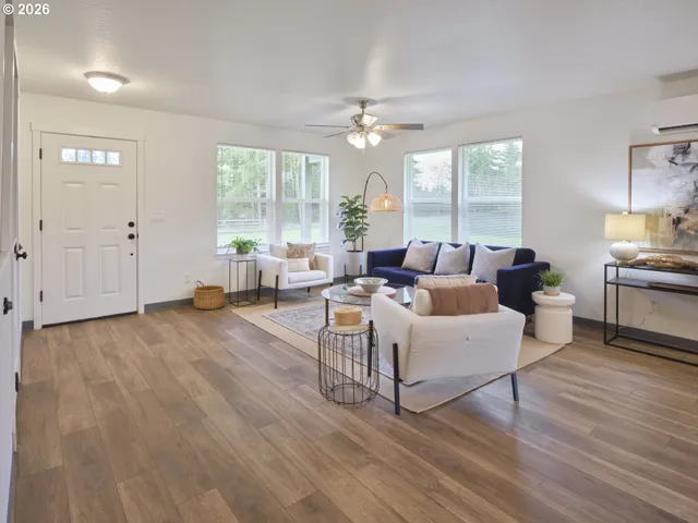 Living Room/Entrance