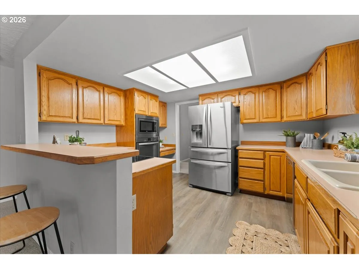 Kitchen-Breakfast Bar