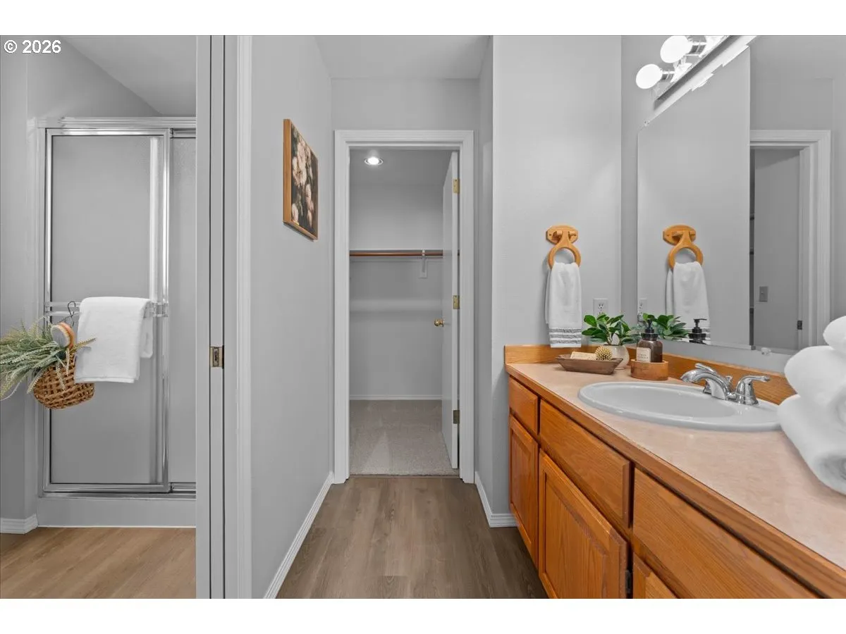 Bathroom, Attached-Walk-In Closet