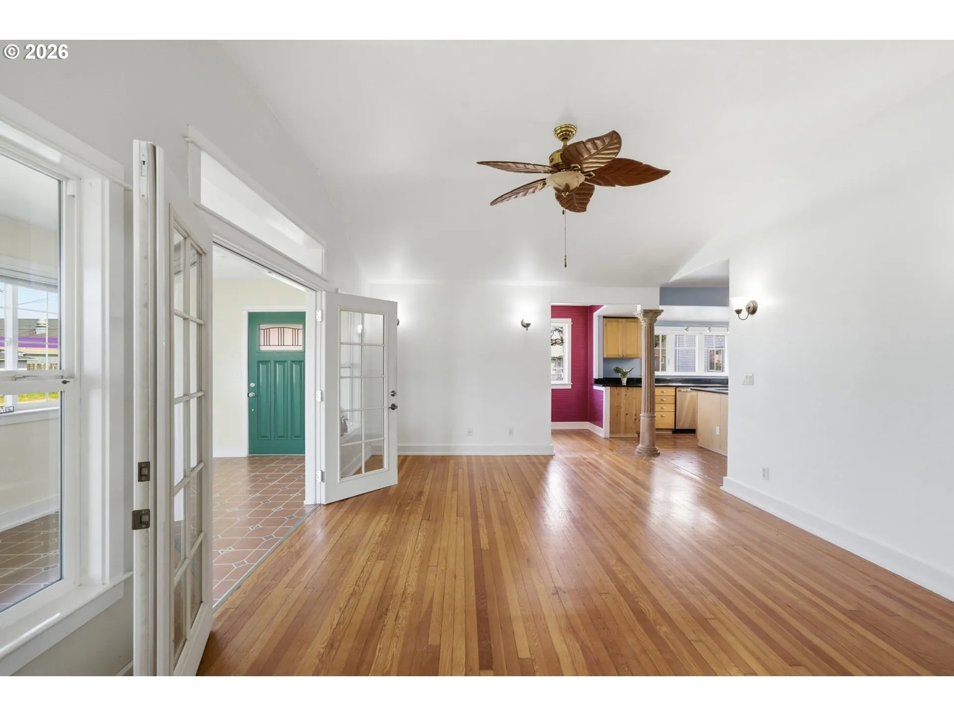 Living Room/Entrance
