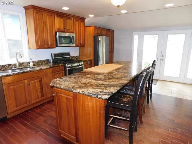 Kitchen-Breakfast Bar