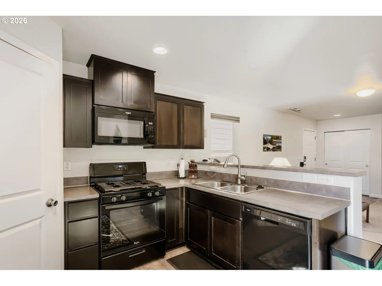 Kitchen-Breakfast Bar
