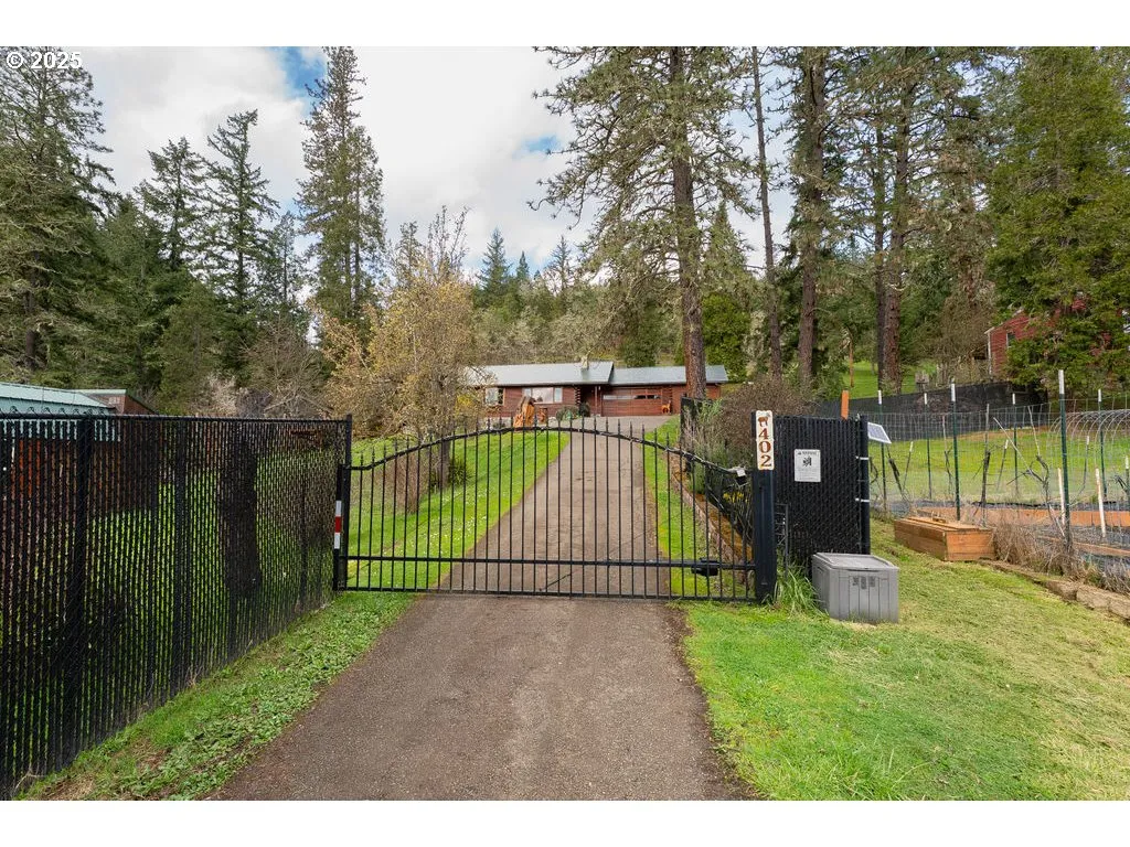 Driveway-Gated