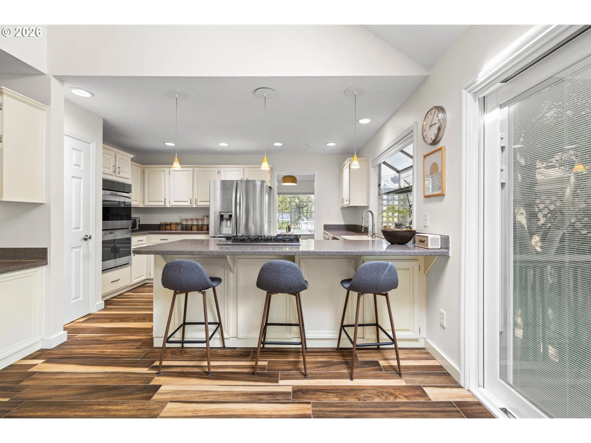 Kitchen-Breakfast Bar