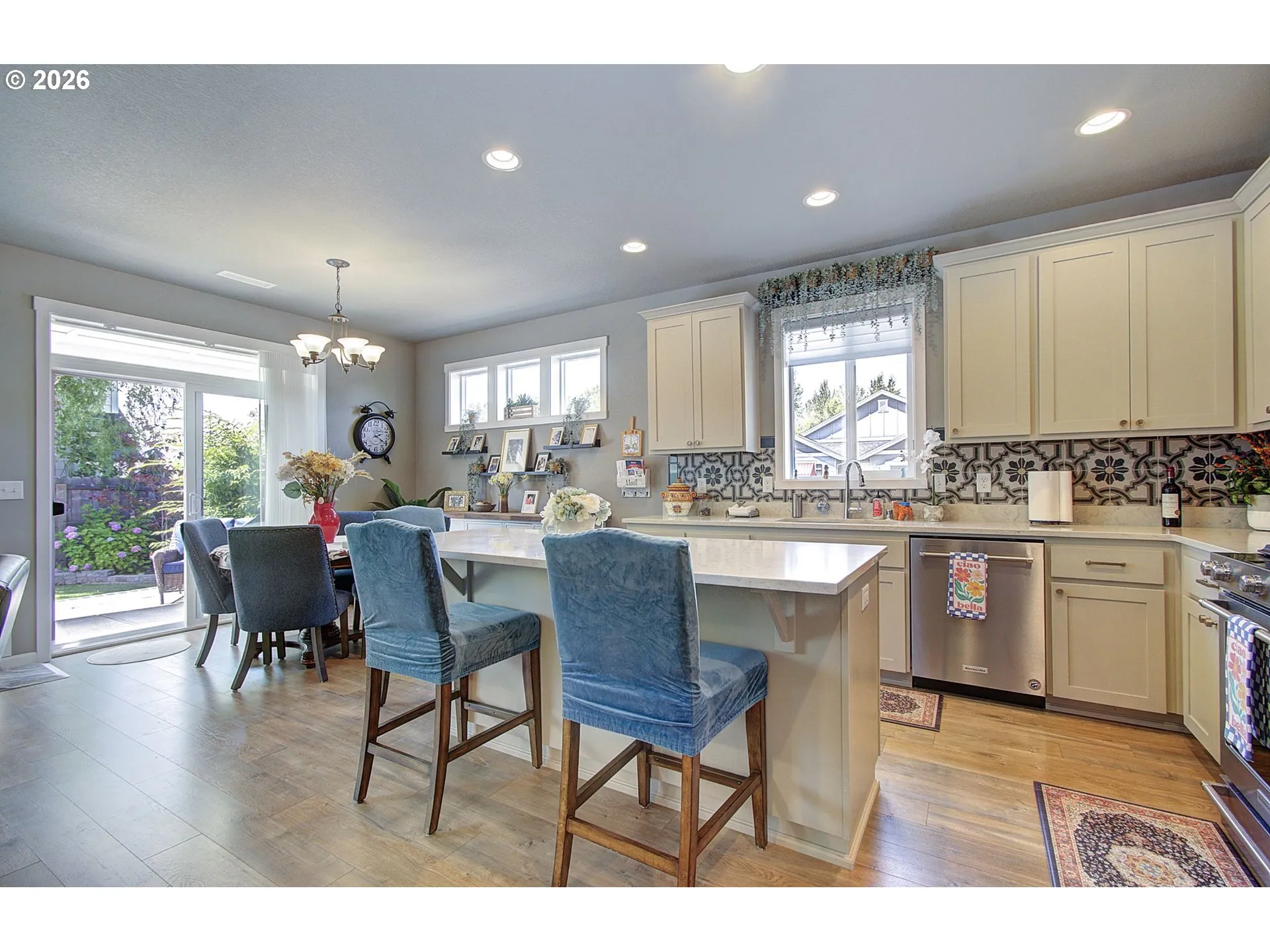 Kitchen-Breakfast Bar
