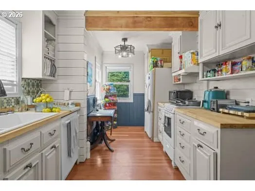 Kitchen-Eating Area
