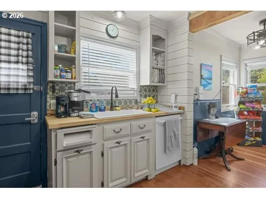 Kitchen-Eating Area