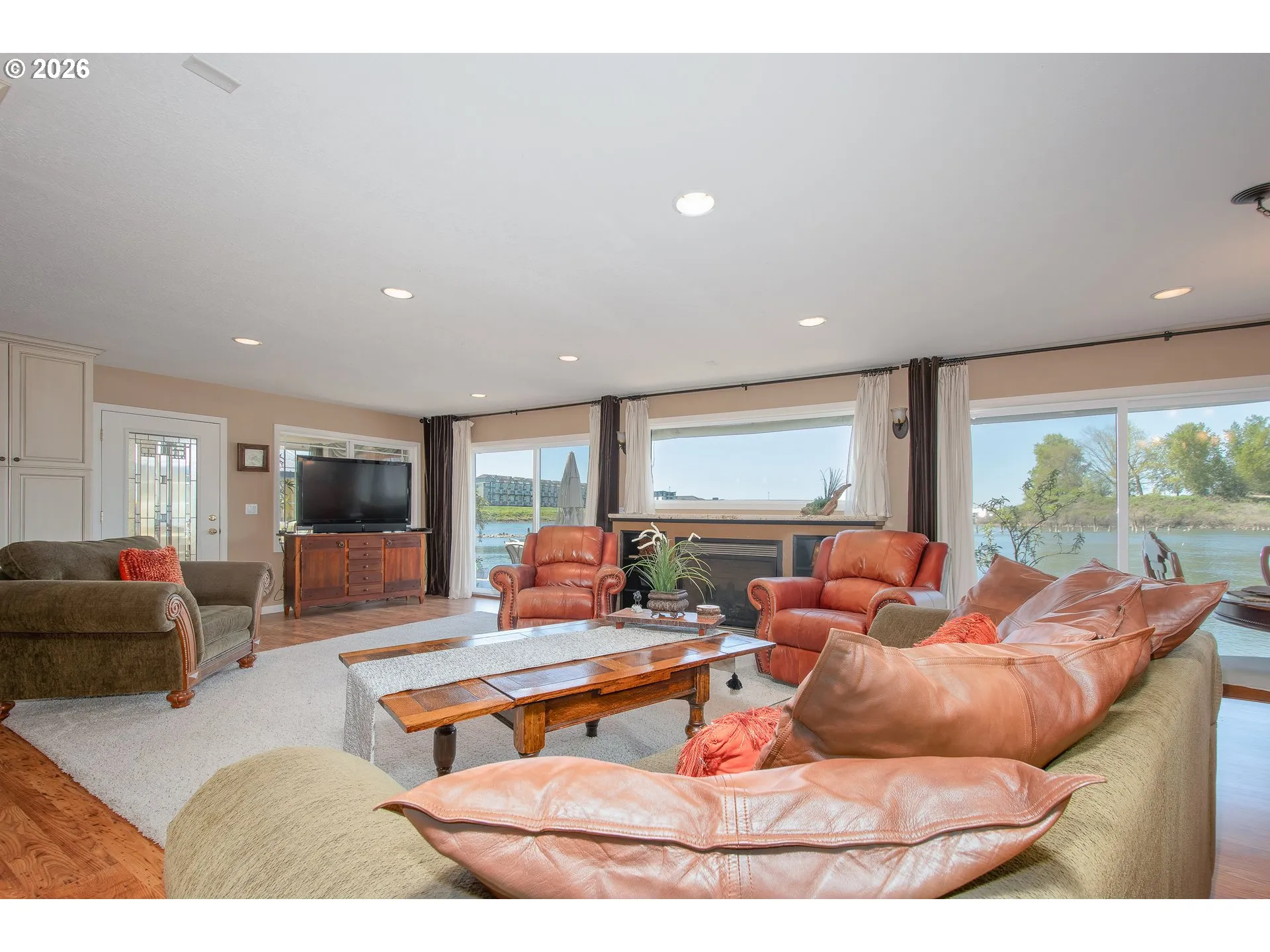 Living Room/Entrance