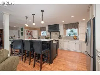 Kitchen-Breakfast Bar