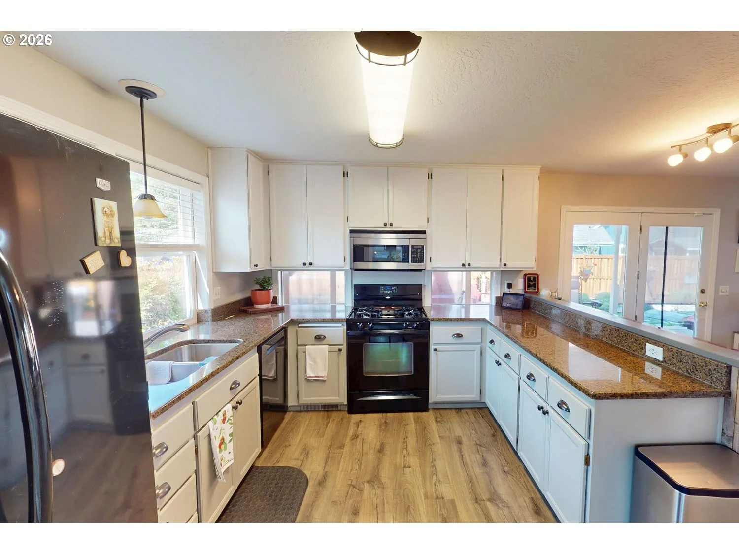 Kitchen-Breakfast Bar