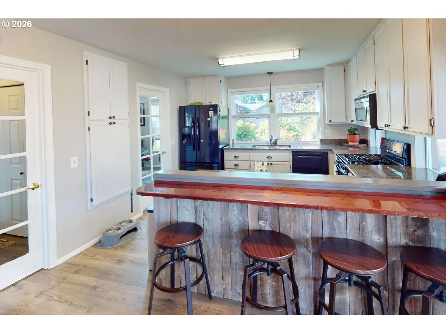 Kitchen-Breakfast Bar