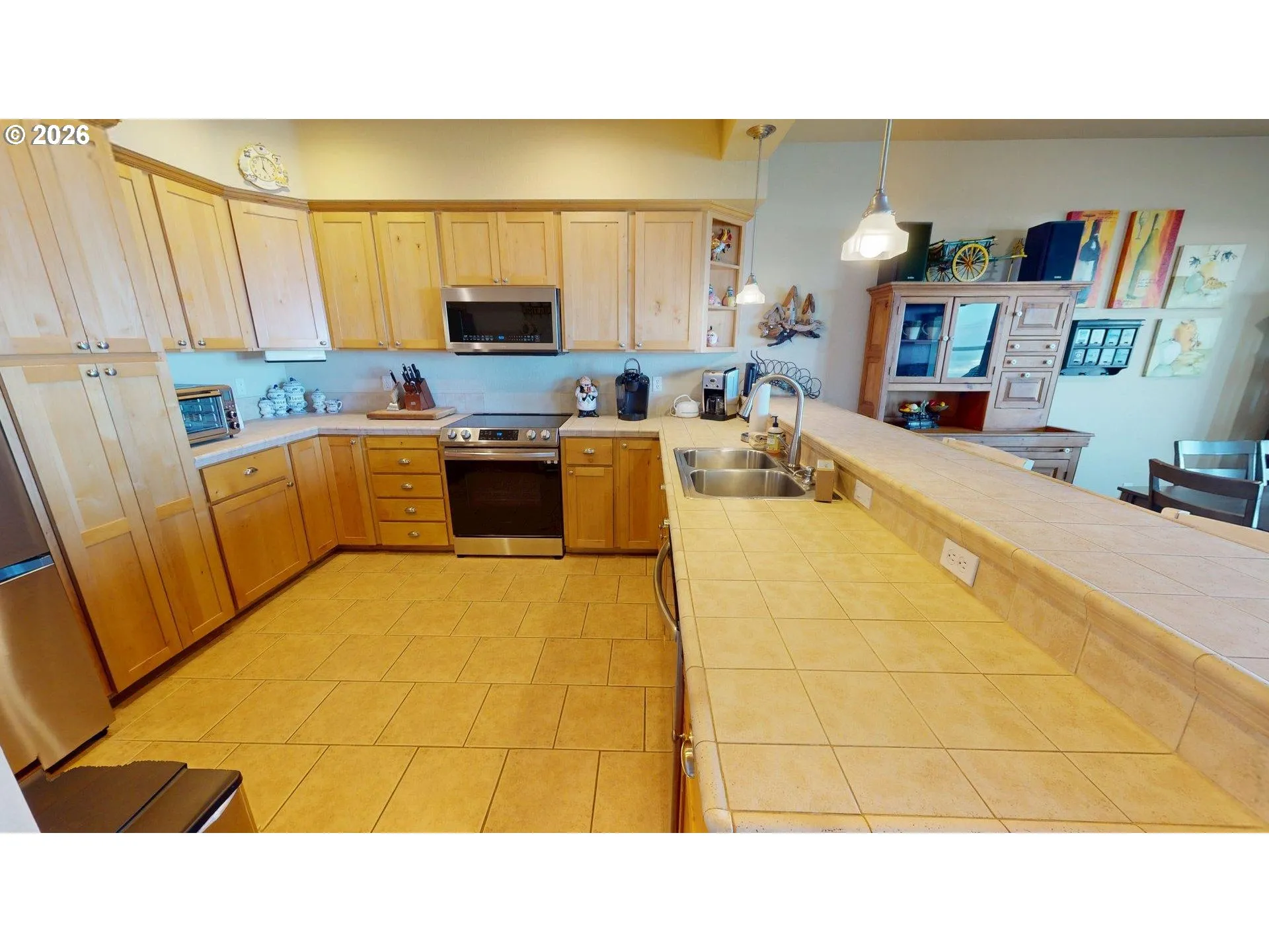 Kitchen-Breakfast Bar