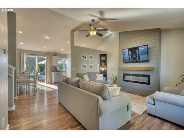Living Room/Entrance