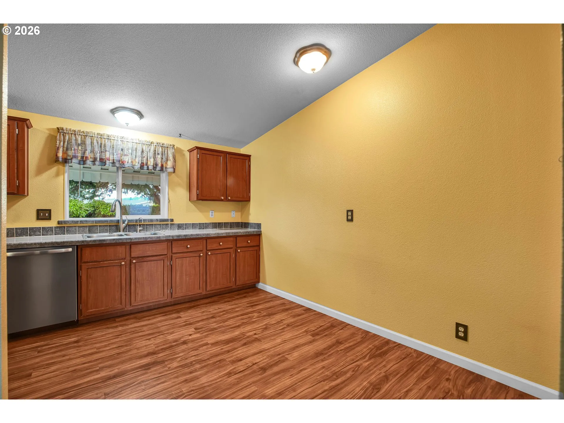 Kitchen-Eating Area