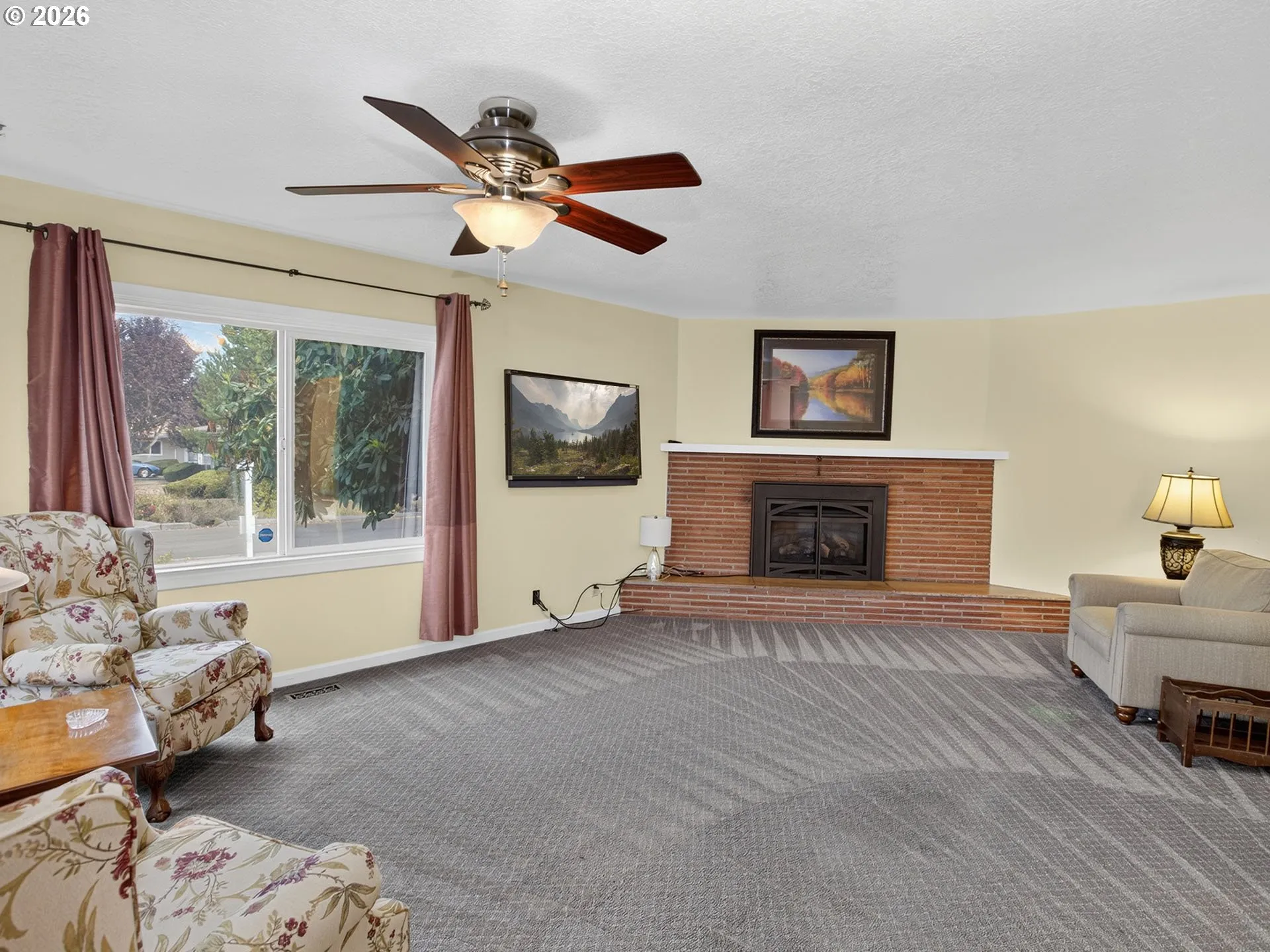 Living Room/Entrance