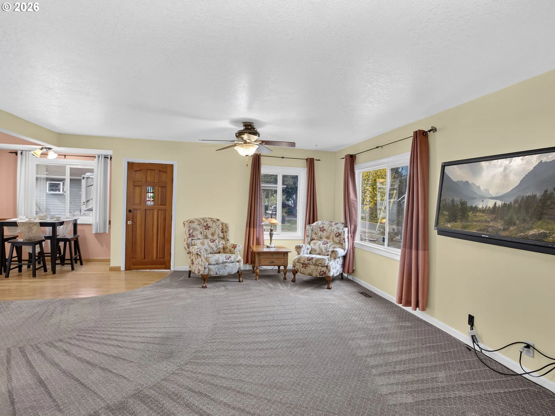 Living Room/Entrance