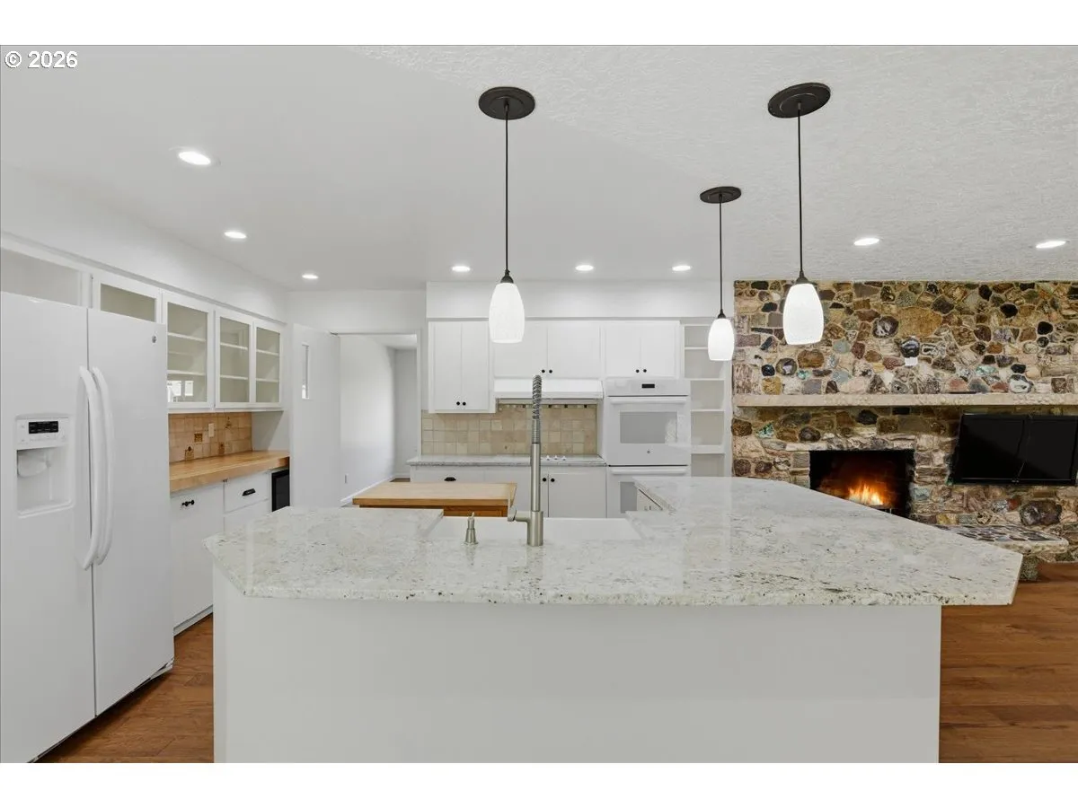 Kitchen-Breakfast Bar