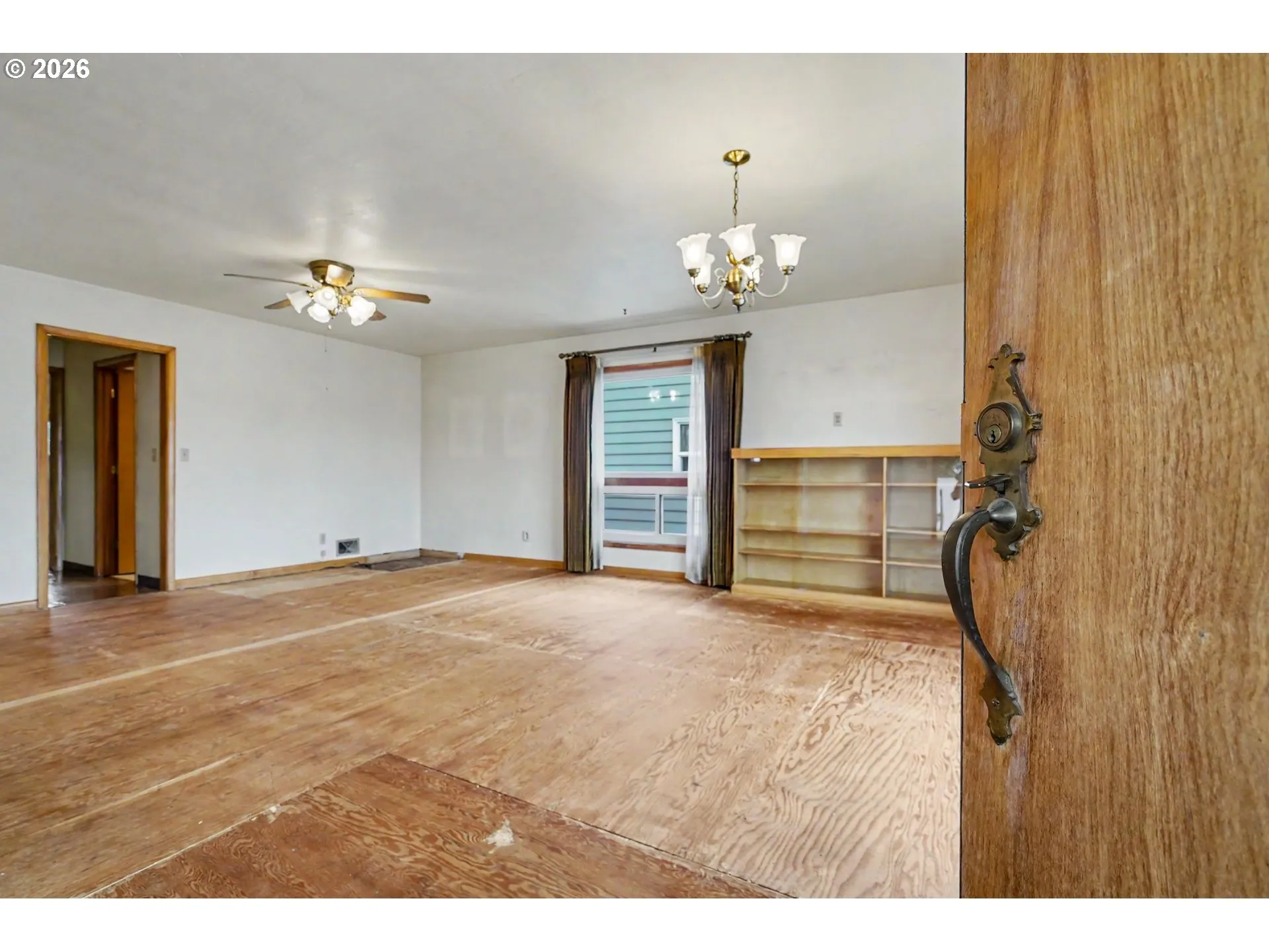 Living Room/Entrance