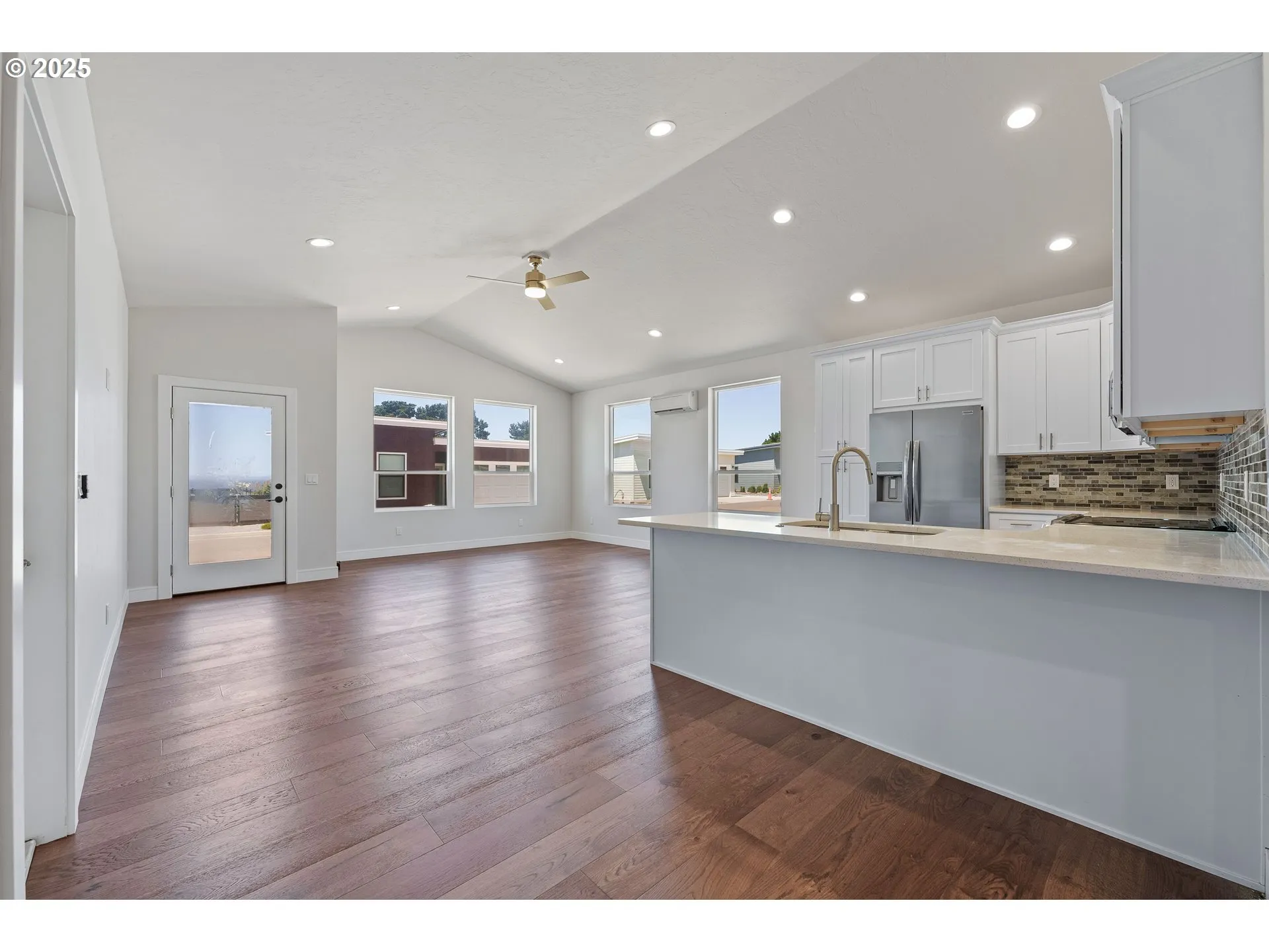 Kitchen-Breakfast Bar
