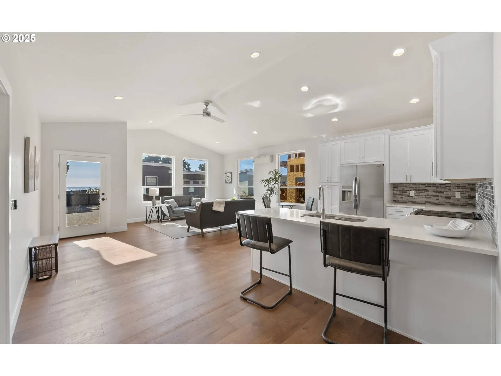Kitchen-Breakfast Bar