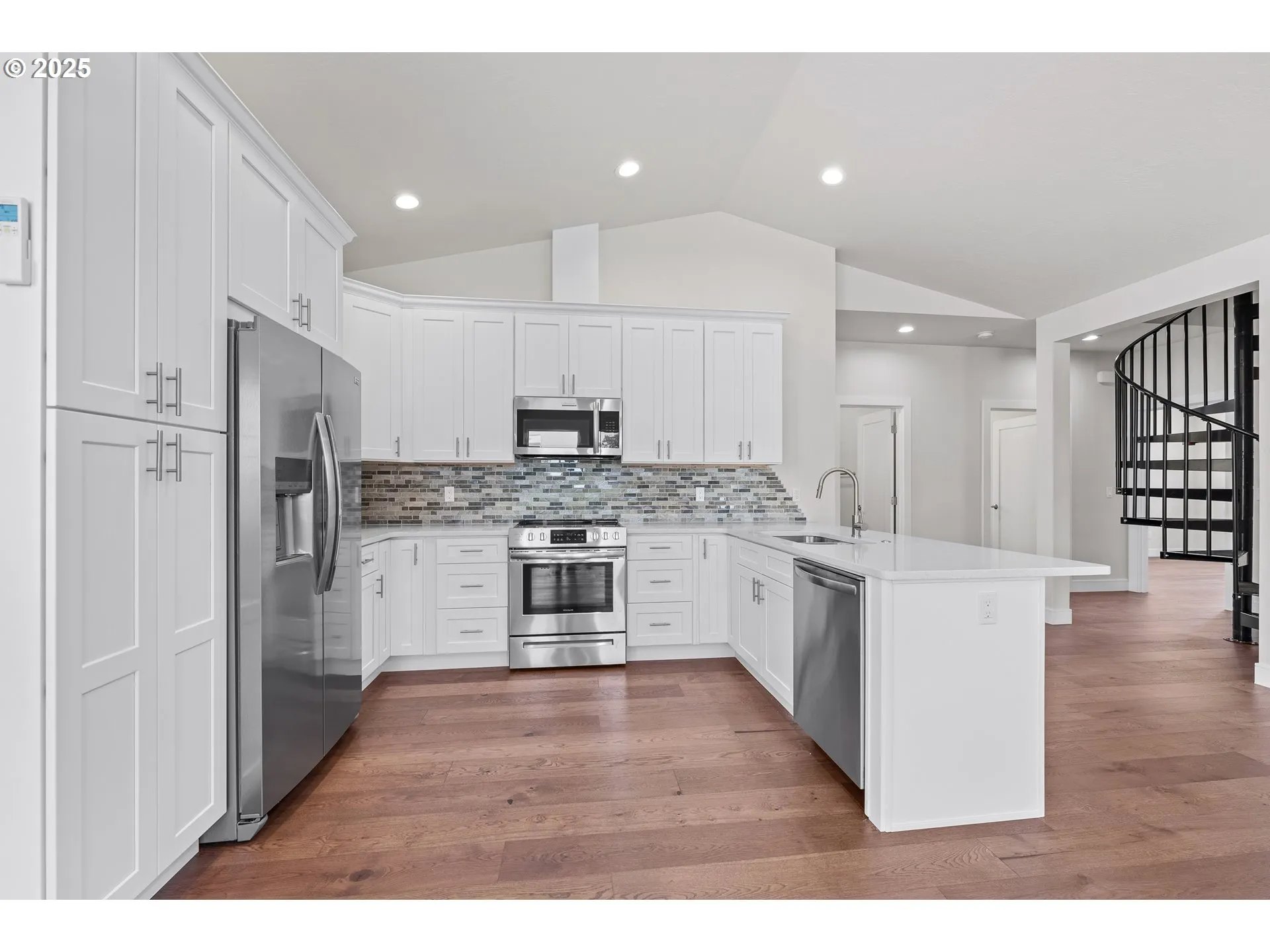 Kitchen-Breakfast Bar