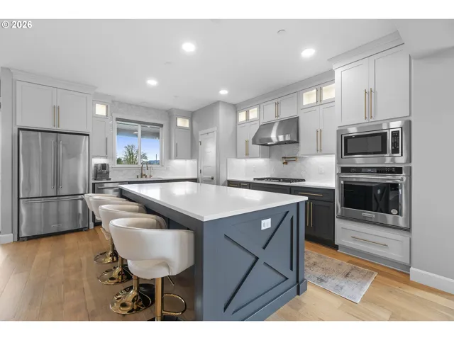 Kitchen-Breakfast Bar