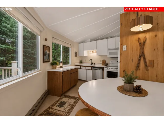 Kitchen-Breakfast Bar