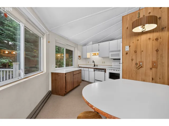 Kitchen-Breakfast Bar