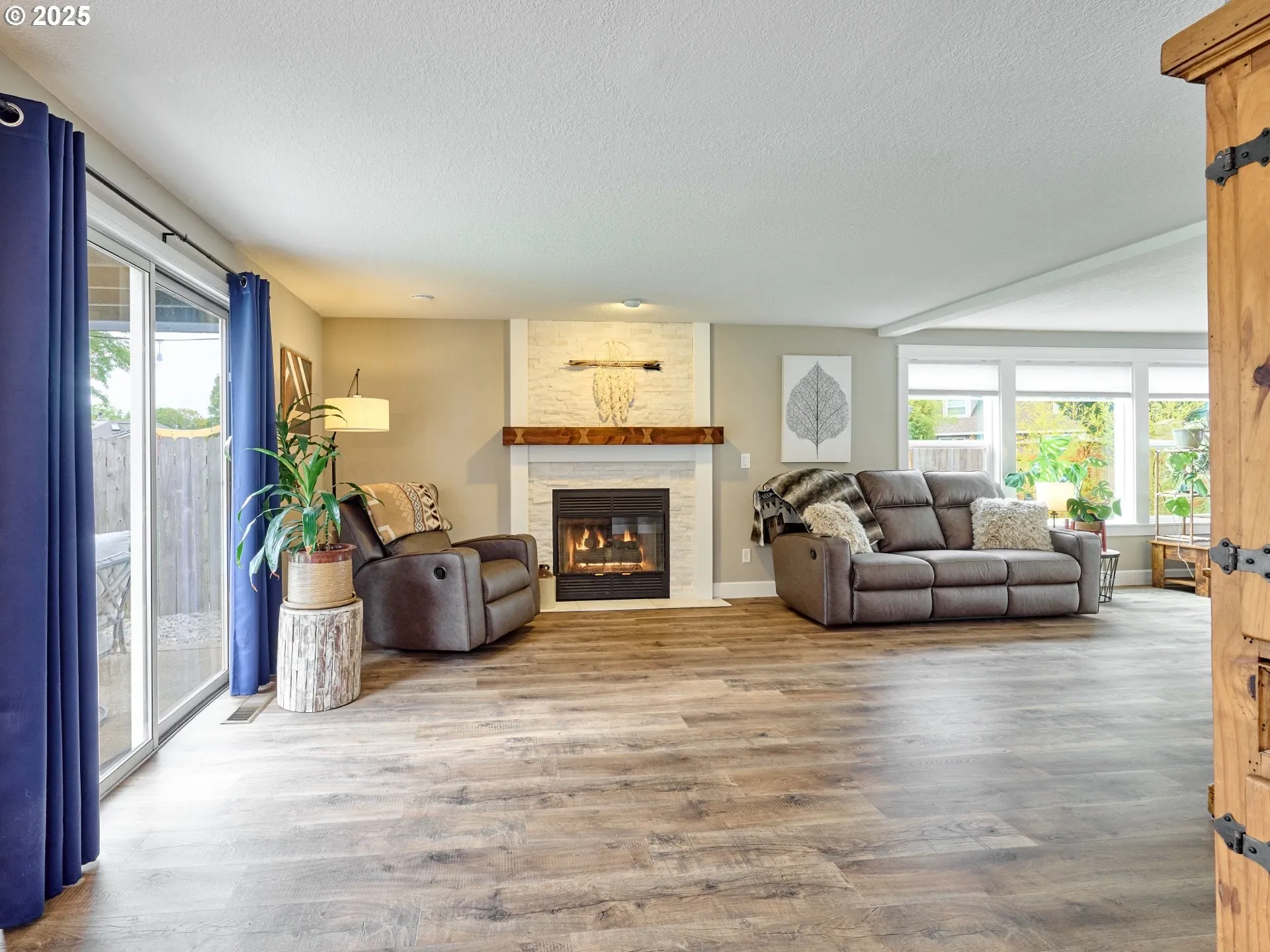 Living Room-Fireplace