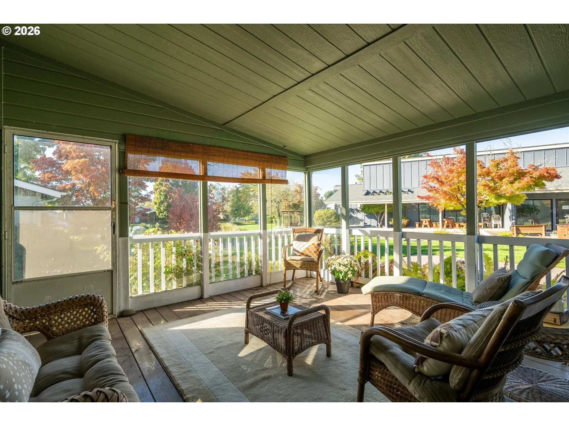 Porch, Screened in