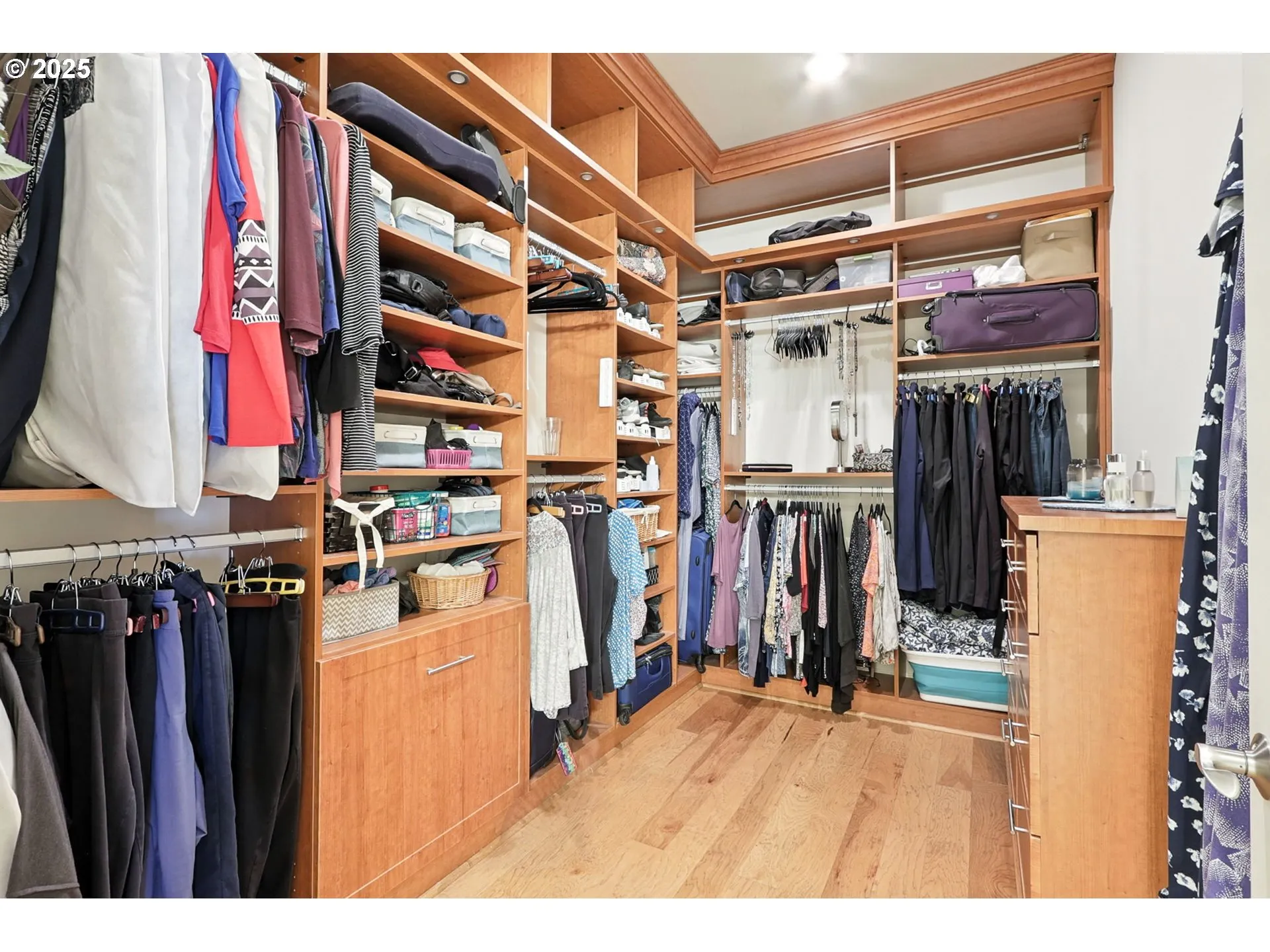 Bathroom, Attached-Walk-In Closet