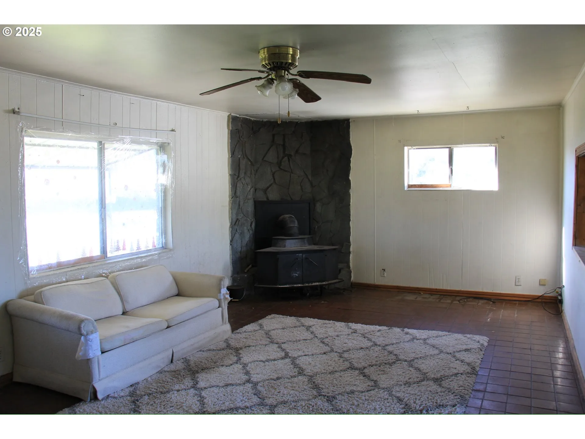 Living Room-Fireplace