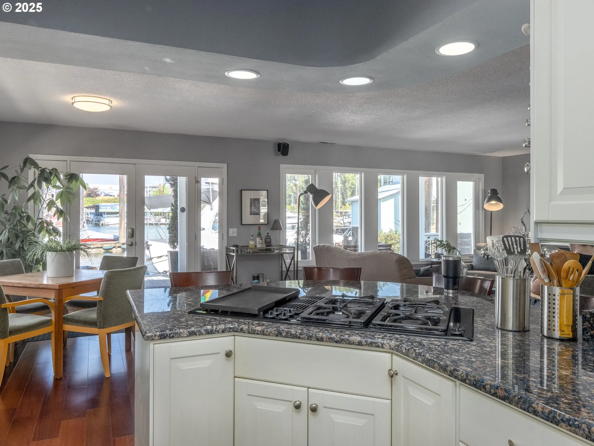 Kitchen-Breakfast Bar