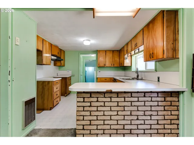 Kitchen-Breakfast Bar