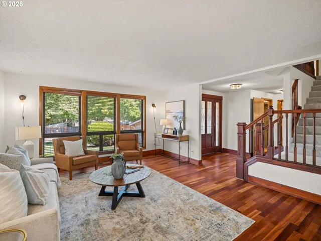 Living Room/Entrance