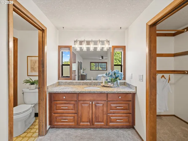 Bathroom, Attached-Walk-In Closet
