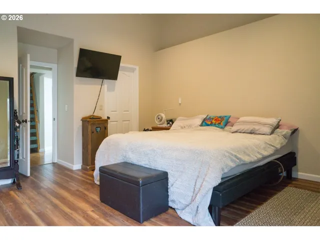 Bedroom, Primary-Vaulted Ceilings