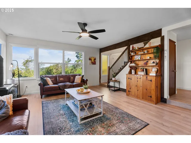 Living Room/Entrance